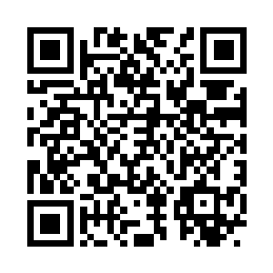 还亲手给我披了一件短款的米白色小开衫二维码生成