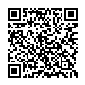 还在朝被她一瓶子抡倒的年轻人肚子和脑袋猛踹二维码生成