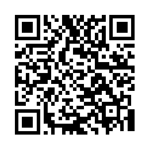 还有一些专门的匠人在广场上搭了两根高杆二维码生成