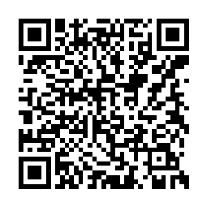 还有一张并不大的书桌和两张铺了厚垫子的椅子二维码生成