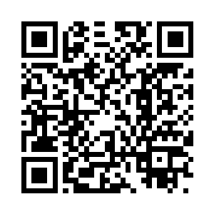 还有两个男的学生会成员跟他一起过来二维码生成