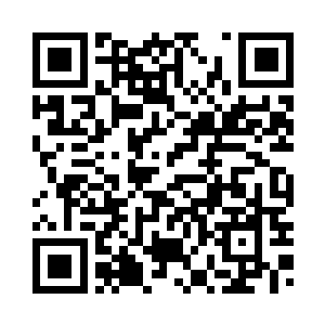 还有两位老同志伏在桌上抄抄写写二维码生成