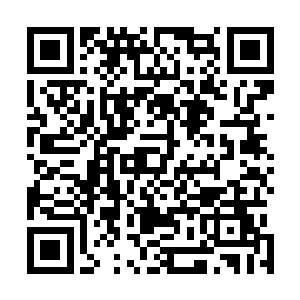 还有些妇女跟着不停打开弹药箱把一捧捧ak弹匣给送出去二维码生成