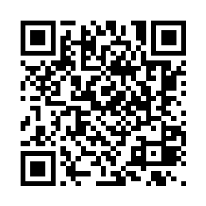 还有几个人合作扮演一头巨大的金色海狮二维码生成