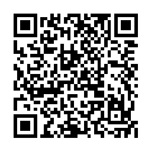 还有外观采用汽车汽缸造型的银灰色的宝马总部二维码生成