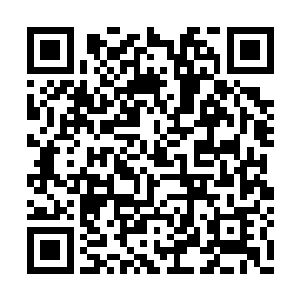 还没完全清醒过来的她下意识的去看自己的左边二维码生成