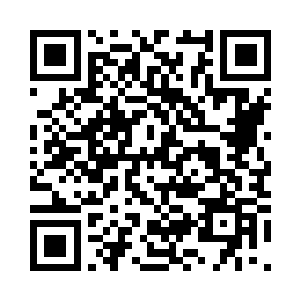 还特别注意避开积了一滩污水的路边二维码生成