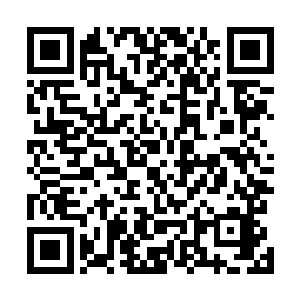 这两人中的一位离开山洞给山下的一位富贵人家去看风水二维码生成