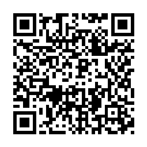 这个女人看手部的皮肤紧致状况来判定年龄的话二维码生成