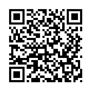 这个家伙一步一步的从木台上缓缓走了下来二维码生成