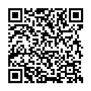 这个戴着斗篷的消瘦男子看了看身后的两个家伙二维码生成