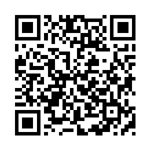 这个时候也顾不得地面湿滑和姿势是否好看了二维码生成