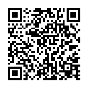 这个时候从前后两节车厢快速的跑来了穿着制服的人员二维码生成