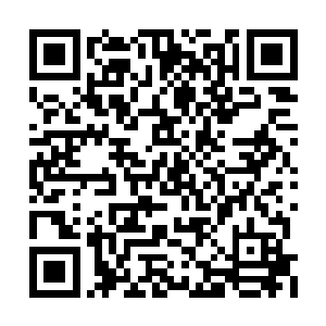 这个时候我面前的两根钢管也朝我的脑门过来了二维码生成