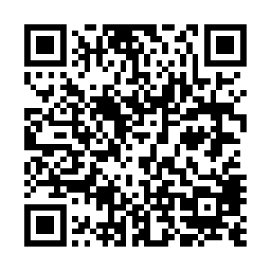 这个白人大汉还一边弯下腰捂着肚子一副笑得不行了的样子二维码生成