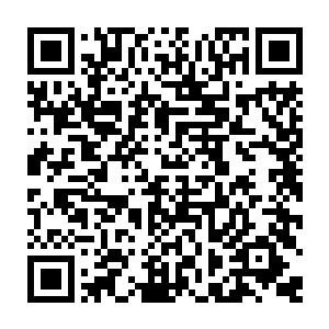 这丫头全身上下只穿着一件男士白衬衣露出两条笔直修长美腿赤着双脚的样子二维码生成