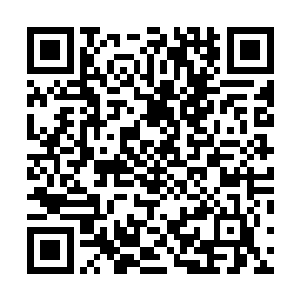 这些皎洁的如同银器的月光在三十六岳的中心交融在一起二维码生成
