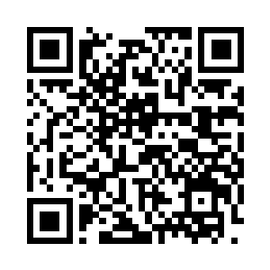 这伙四男一女的五个大学生谈着什么地走过二维码生成