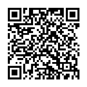 这名女负责人也是拿着一个大喇叭鼓舞着宇部的众成员们二维码生成