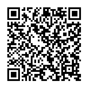 这哥们瞅了一贝海一眼估计看贝海这边挺有礼貌的直接伸手指了一下门口二维码生成