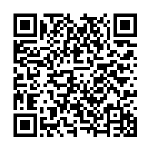 这家伙从男厕所里出来之后一直不停地用手抹着汗二维码生成