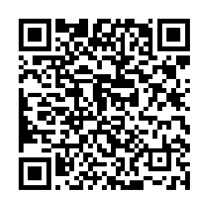 这年青人微闭着眼睛享受着其中一个侍女的身体按摩二维码生成