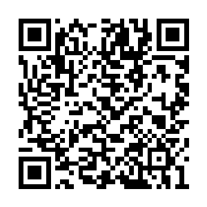 这座小城的几十名普通警察全都被调来围住他们二维码生成