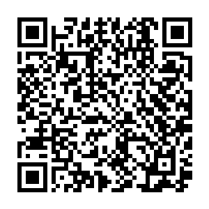 这张伪造照片高明之处在于它并非是拿来两张照片通过绘图软件直接拼合起来二维码生成