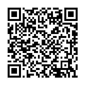 这时二十三班教室里那些男生女生也都注意到了二维码生成