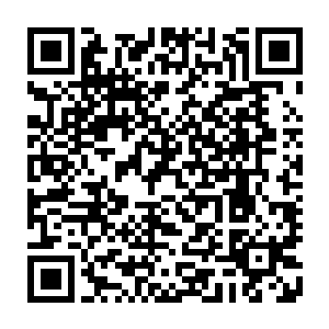 这时候角落中的一名不起眼的瘦小的老头仿佛发现了什么天大的事情似的二维码生成