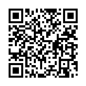 这时前方来了一个穿着无袖衫的男子二维码生成