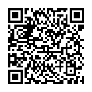 这时很多化了奇形怪状妆容的人正围着一辆房车吃东西二维码生成