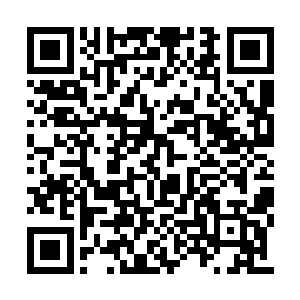 这时酒店大厅也只有稀稀落落的两三桌子人用餐二维码生成