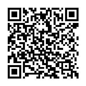 这是他第一次看到有人用如此巨大的剑作为武器二维码生成