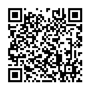 这架大型无人机在一个地下室里被分解成几个部分二维码生成