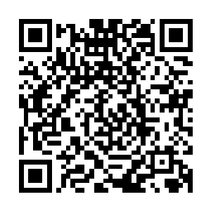 这样可以每天很早就起来拍摄荣光一个人在足球场上训练的镜头二维码生成