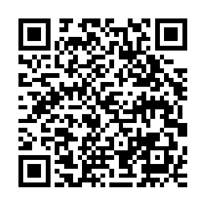 这种奇怪的穿着装扮在他身上出现仿佛是一件合情合理的事情二维码生成