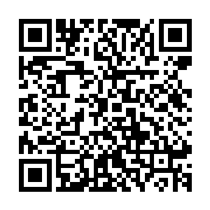 这种连发射击导致的枪口焰完全照亮了三个人或站或蹲的姿态二维码生成