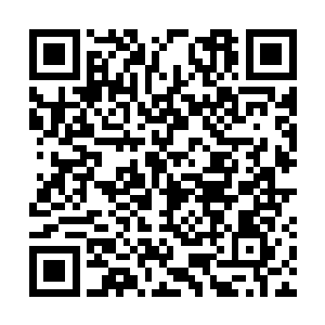 进了房的顾德曼将身上的白sè西装随手扔到大g上二维码生成