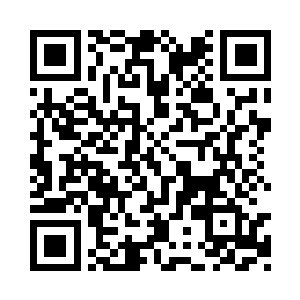 进入到山谷边上那一道一线天的悬崖缝隙之中二维码生成