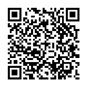 进门首先看到的就是一副挂在墙上的很大的黑白遗像二维码生成