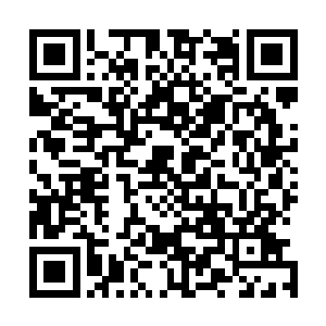 远处十几个黑人大汉乘坐着几辆老掉牙的三轮摩托快速赶来二维码生成