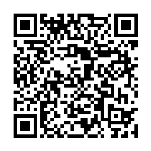 远处的黄汉这个时候正在抓着之前喝茶的那个碗闻二维码生成