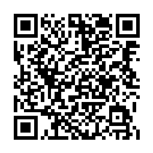 远处街道上突然有一名步履蹒跚的行人失足跌倒二维码生成