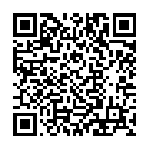 远远的就可以看到了三个磨盘大小的东西竖立了起来二维码生成