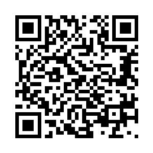 远远的就看见一群人围着朝着一个地方奔跑二维码生成