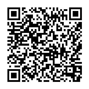 远远的就看见许多来自外面的伙计抱着大量的鲜红色的绸缎走进来二维码生成