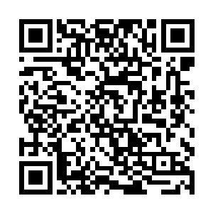 连一个看上去妆容憔悴的中年妇女手里都夹着一根烟二维码生成