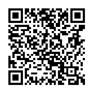 连俢肆搂着她一个翻身就把她牢牢的锁在了身下二维码生成