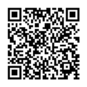 连忙从西服的内兜里掏出刻着小写的BeautyPupil的香水吊饰二维码生成